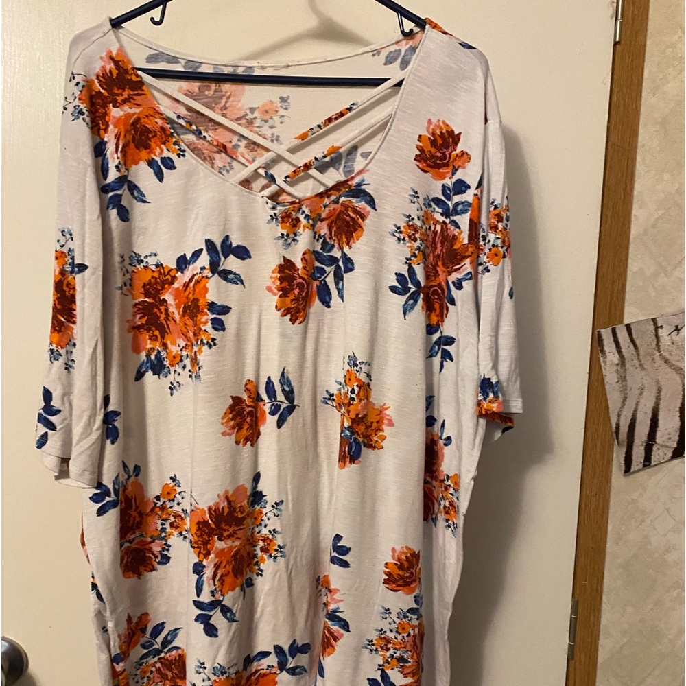 NO tags 🏷️. White tee w/Flowers. Estimate size 3X.